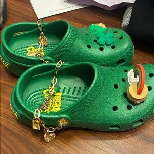 CROCS LUCKY CHARMS Glittery Green Kids Sandals with Charms